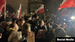 Акция протеста против увольнения руководства государственных СМИ Польши в Варшаве