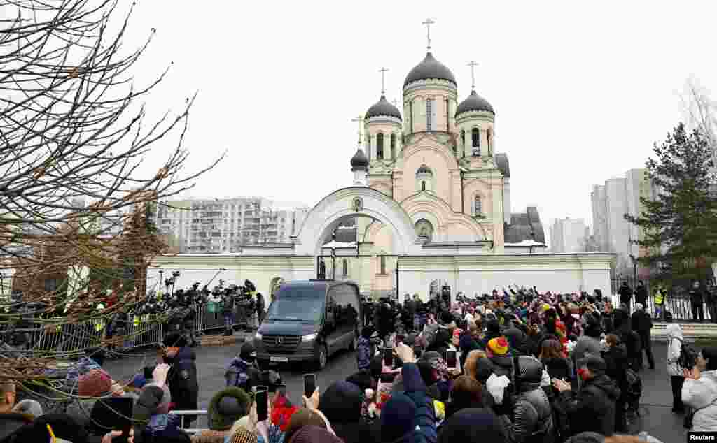 Проститься с Алексеем Навальным пришли тысячи людей, они стоят в очередях на улицах и во дворах на подходах к храму. Пришедшие люди скандировали лозунги: &quot;Нет войне&quot;, &quot;Не забудем&quot;, &quot;Не простим&quot;, &quot;Ты не боялся, и мы не боимся&quot;, &quot;Путин &ndash; убийца&quot; и &quot;Россия без Путина&quot;.&nbsp; Проститься с Алексеем Навальным приехали бывший мэр Екатеринбурга Евгений Ройзман, а также Борис Надеждин и Екатерина Дунцова, пытавшиеся зарегистрироваться в качестве антивоенных кандидатов на выборах президента России. В Марьино прибыла посол США Линн Трейси, а также послы Германии и Франции