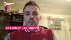 "Мне будет не стыдно посмотреть своим детям в глаза". Владимир Салтевский вышел с антивоенным плакатом на "Бессмертный полк" в Новосибирске