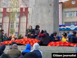 Родные двух погибших во время спецоперации силовиков на площади в Хороге. 26 ноября 2021 года