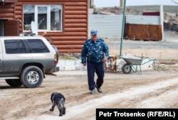 Житель поселка Улькен Юрий Ткаченко на своей "фазенде", фото 12 апреля 2019 года