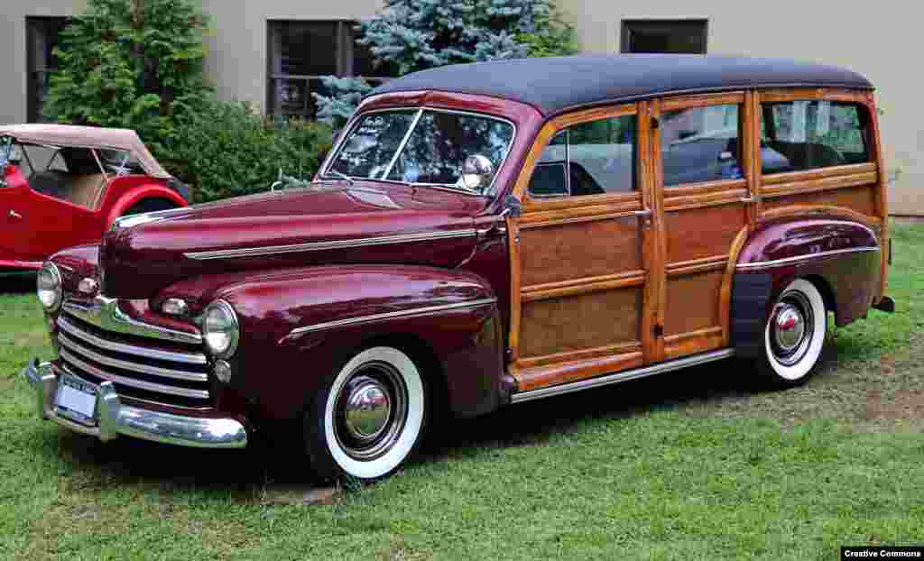 На фото &ndash; Ford Super Deluxe Woody 1947 года. Он отлично подходит для езды в сухую, солнечную погоду на калифорнийском побережье