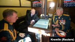 Владимир Путин, министр обороны РФ Сергей Шойгу и командующий вооруженными силами Западного военного округа Александр Журавлев 