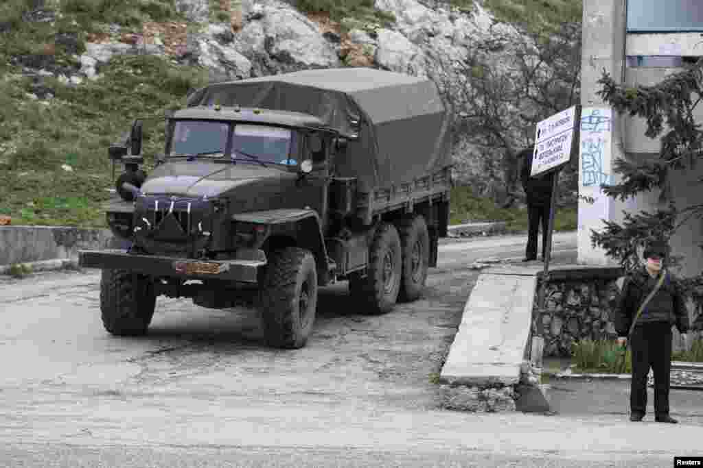 Украинскую пограничную базу в Балаклаве окружают.28 февраля 2014 года.