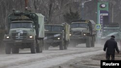 Российские военные автомобили в аннексированном Крыму на пути в материковую часть Украины, 24 февраля 2022 года