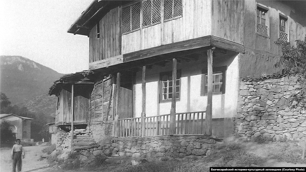 Сельский дом. Юго-Западный Крым, 1920-е В типичной общей комнате дома был открытый камин с дымоходом и подвешенный к нему на цепи казан. Вдоль стен стояли низкие диванчики с матрацами и подушками, рядом &ndash; столики. Для украшения стен использовались многочисленные полотенца, а для пола &ndash; ковры