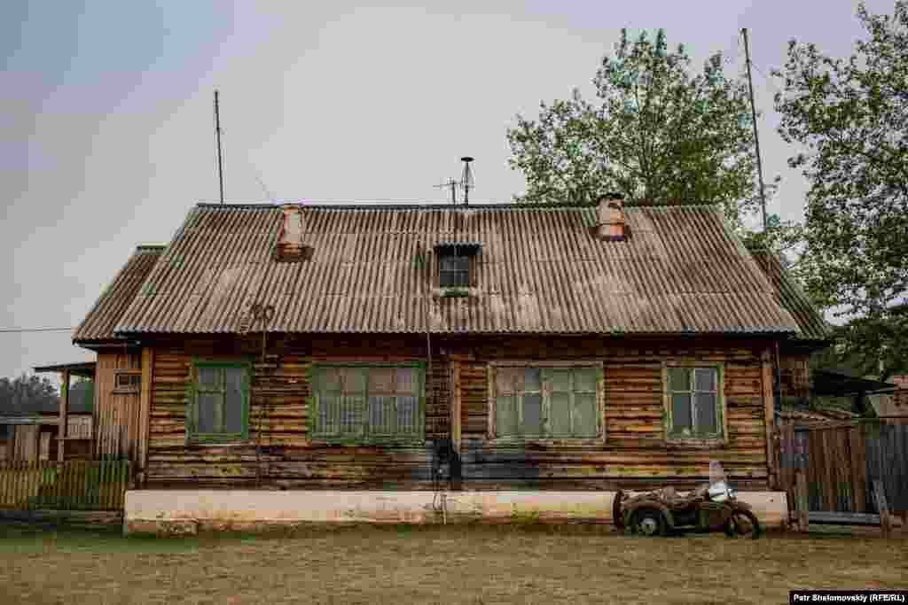 Главное здание аэропорта &quot;Хужир&quot; много лет не знало ремонта. Левая часть здания &ndash;&nbsp;касса и &quot;зал ожидания&quot; для пассажиров. В правой части живут Владимир и его жена.